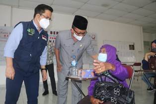 Sekda Siak Tinjau Serbuan Vaksinasi TNI-POLRI di RSUD Tengku Rafian Siak